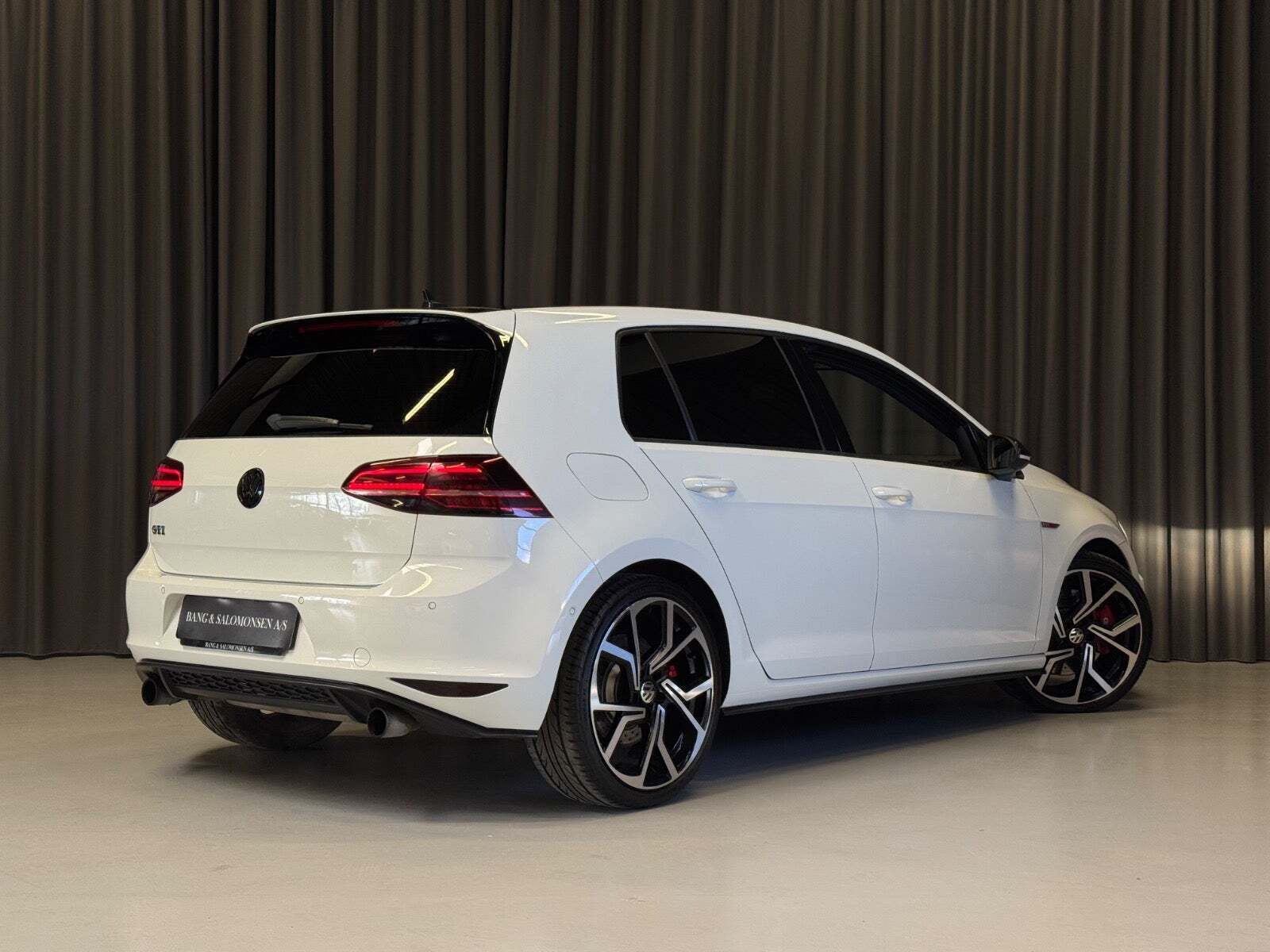 Hvid VW Golf VII fra 2015
