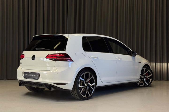 Hvid VW Golf VII fra 2015