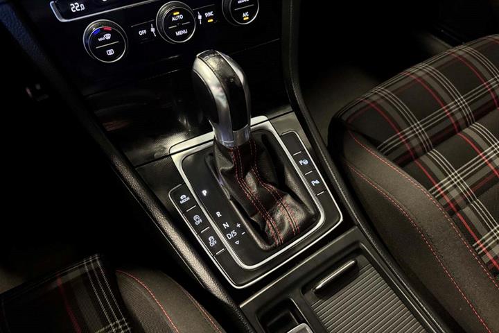 Hvid VW Golf VII fra 2015
