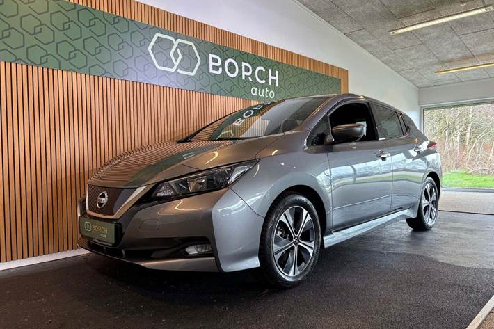 Grå Nissan Leaf fra 2021 set udefra