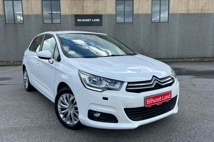 Hvid Citroën C4 fra 2015 set udefra