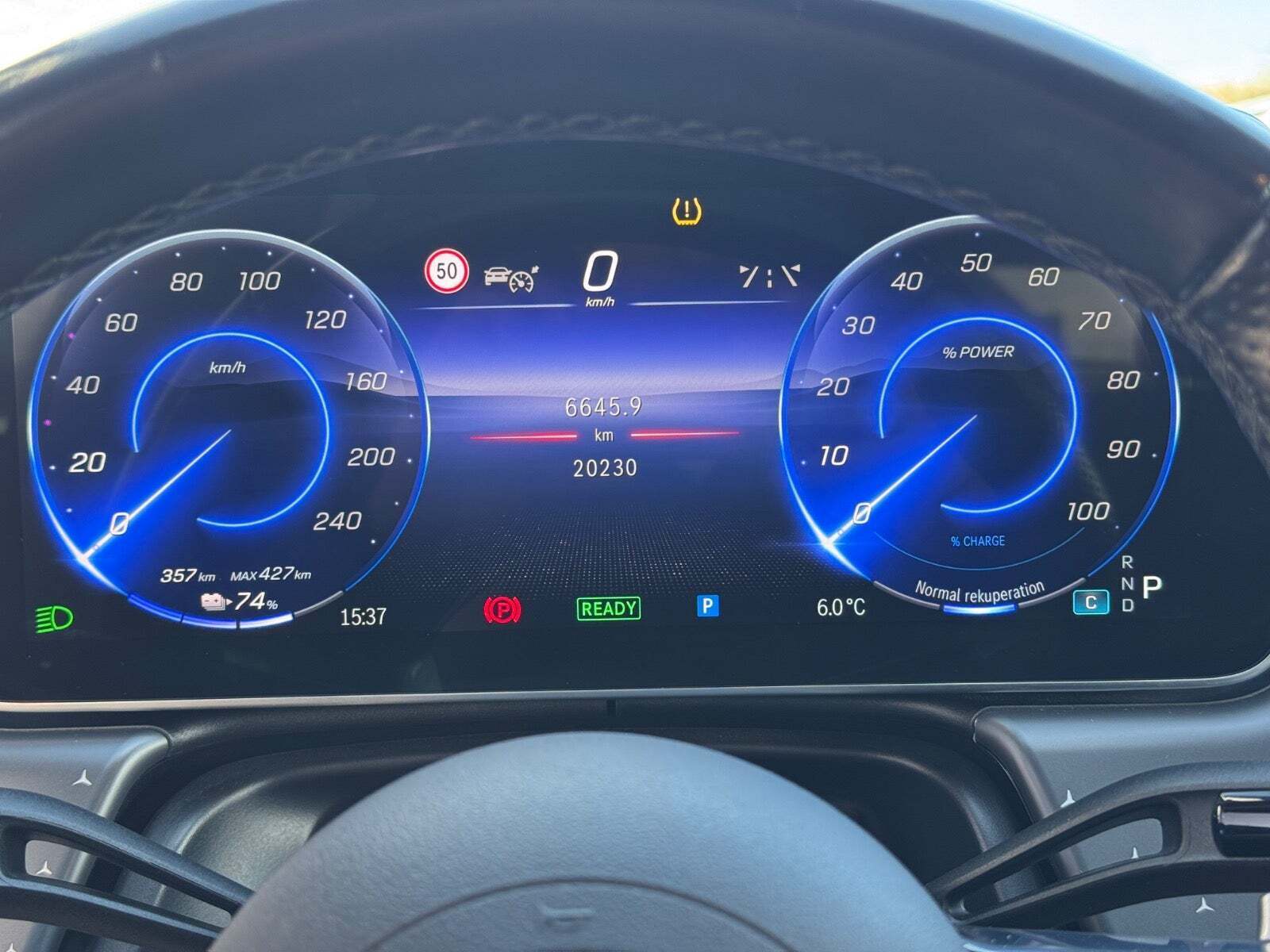 Blå Mercedes EQE300 fra 2023