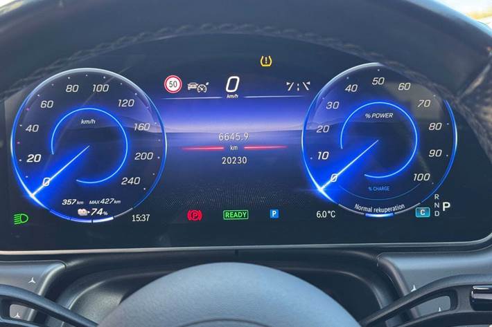 Blå Mercedes EQE300 fra 2023