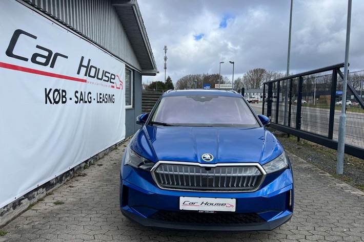 Blå Skoda Enyaq fra 2022