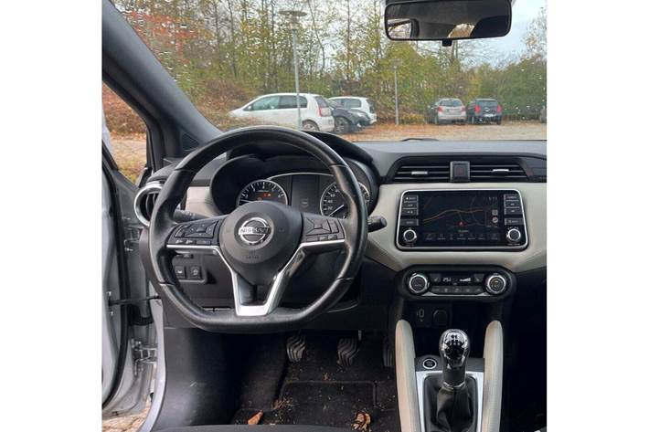 Sølv Nissan Micra fra 2021