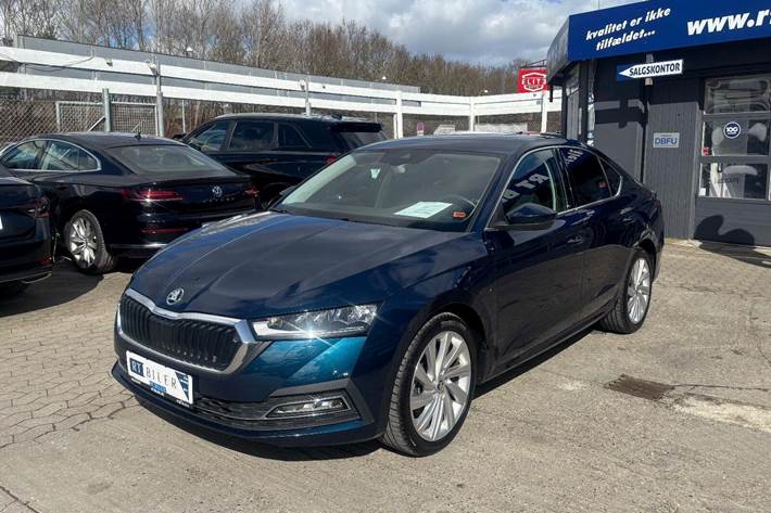 Hvid Skoda Octavia fra 2021 set udefra