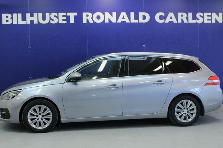 Sølv Peugeot 308 fra 2021