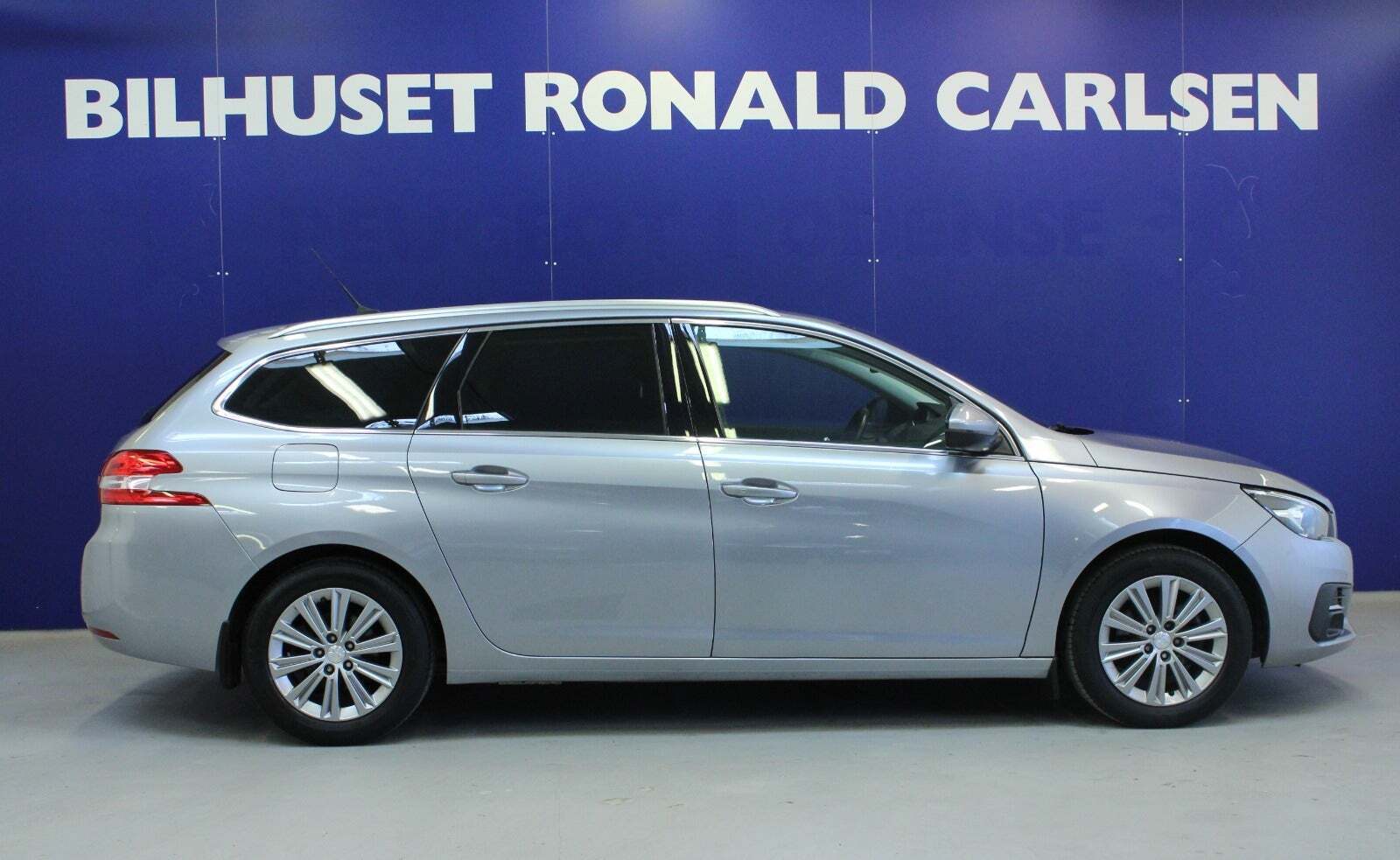 Sølv Peugeot 308 fra 2021