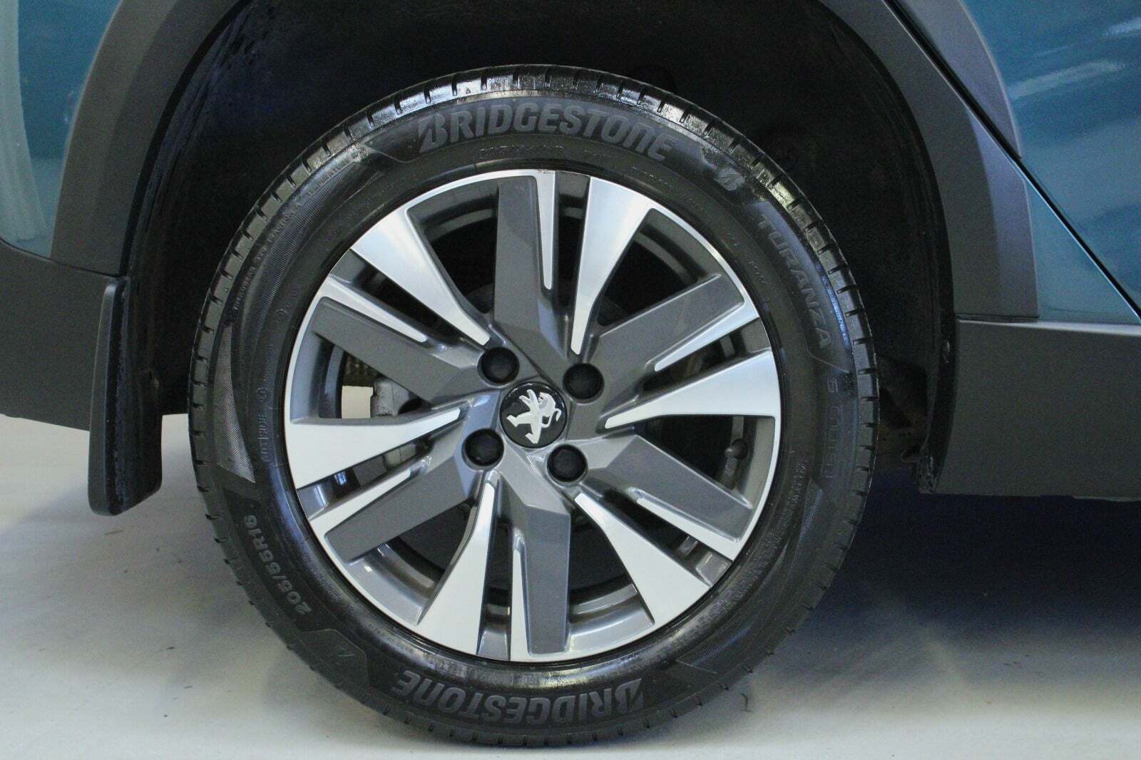 Grøn Peugeot 2008 fra 2019