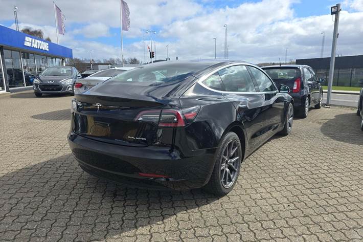 Sort Tesla Model 3 fra 2020