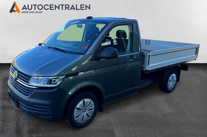 Grå VW Transporter fra 2022 set udefra