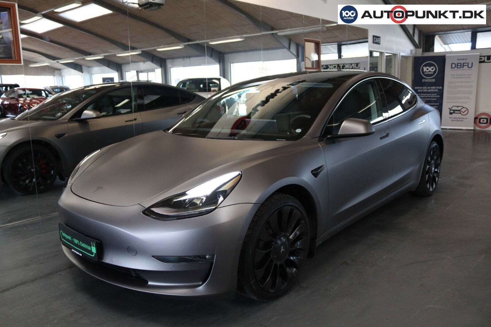 Hvid Tesla Model 3 fra 2022