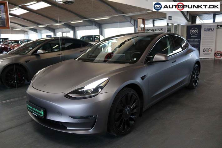 Hvid Tesla Model 3 fra 2022