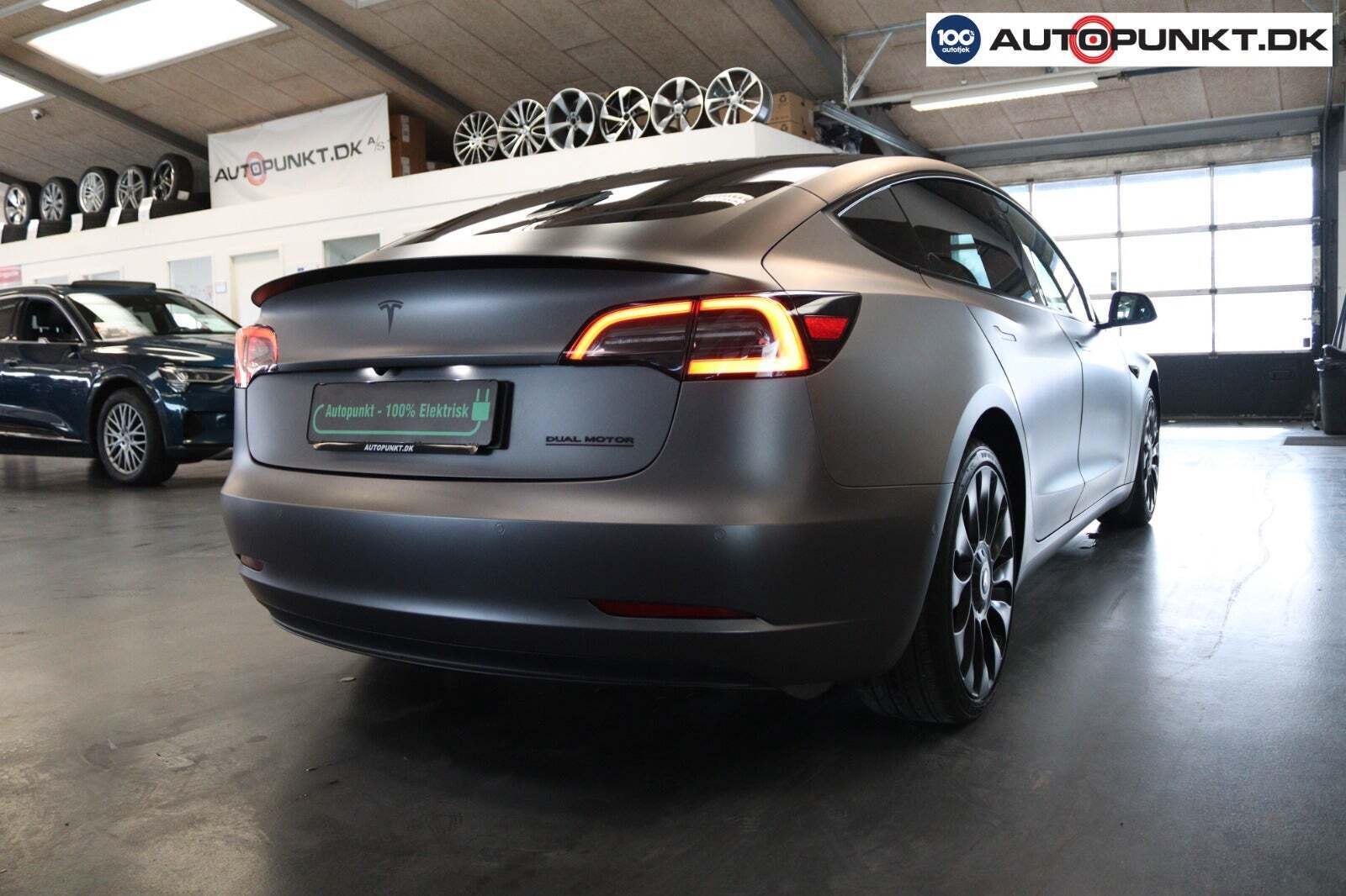 Hvid Tesla Model 3 fra 2022