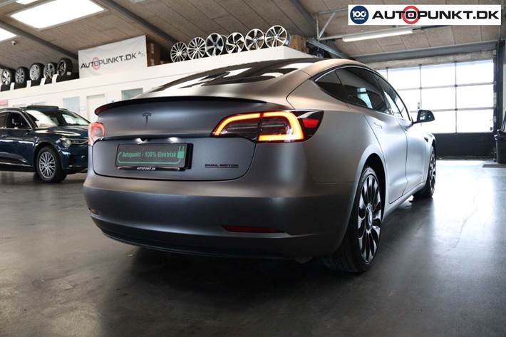 Hvid Tesla Model 3 fra 2022