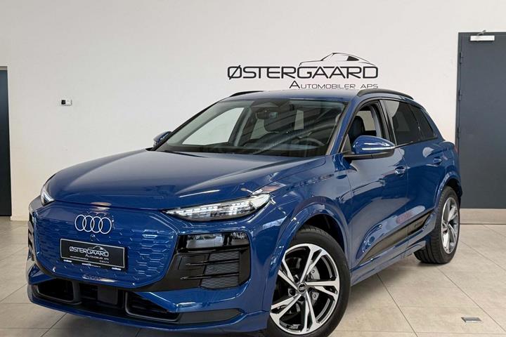 Blå Audi Q6 e-tron fra 2025 set udefra