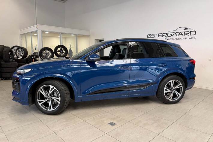 Blå Audi Q6 e-tron fra 2025