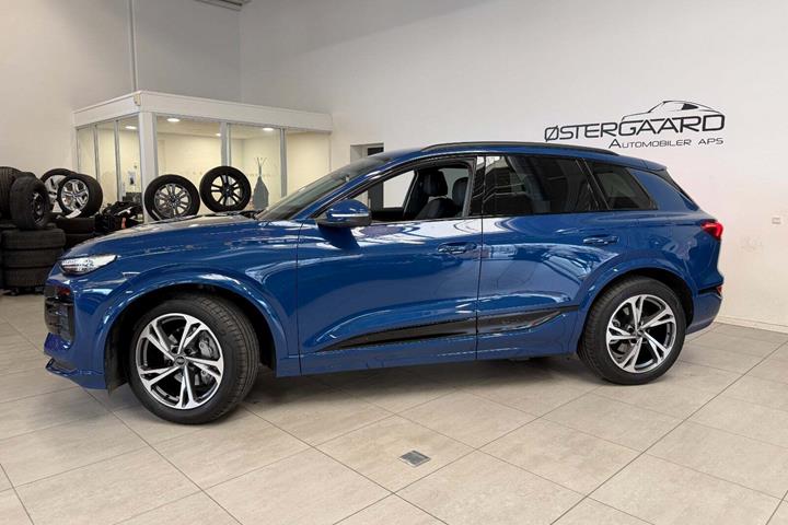 Blå Audi Q6 e-tron fra 2025