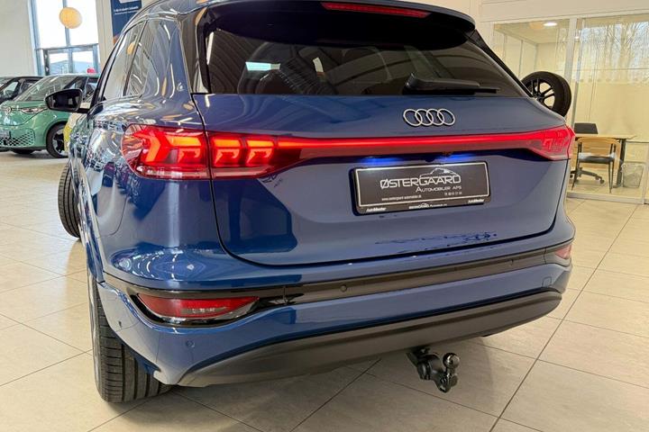 Blå Audi Q6 e-tron fra 2025