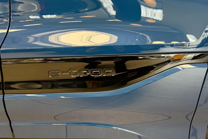 Blå Audi Q6 e-tron fra 2025