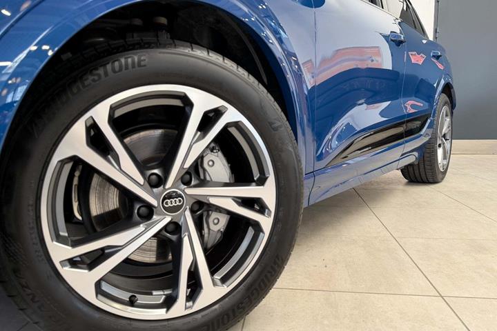 Blå Audi Q6 e-tron fra 2025