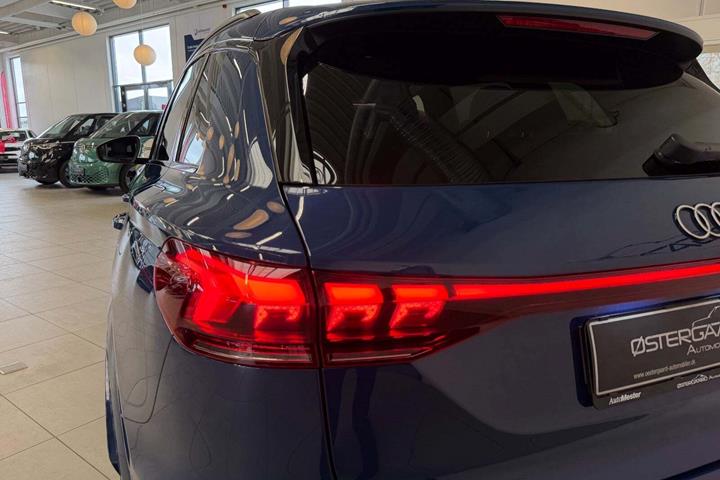 Blå Audi Q6 e-tron fra 2025