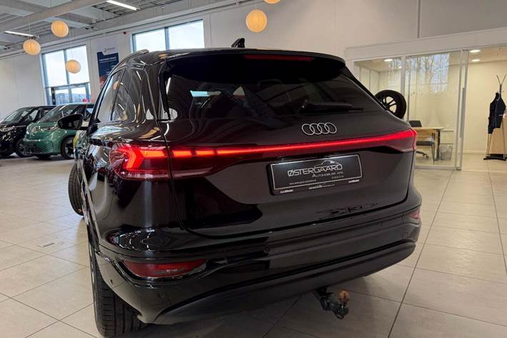 Sort Audi Q6 e-tron fra 2025