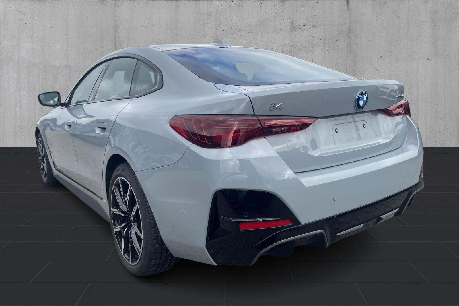Grå BMW i4 fra 2025