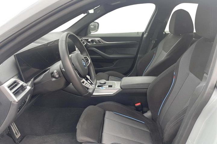 Grå BMW i4 fra 2025