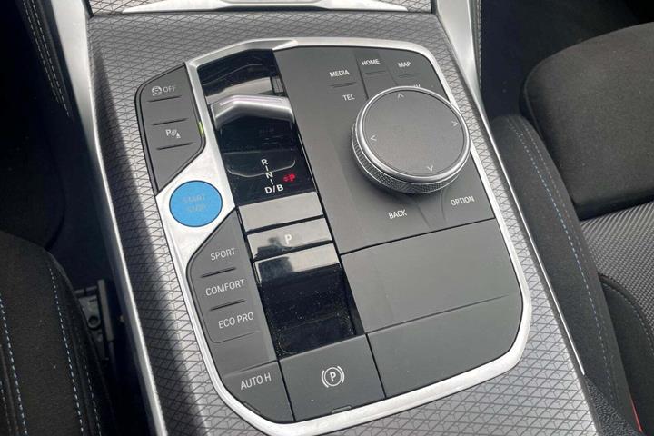Grå BMW i4 fra 2025