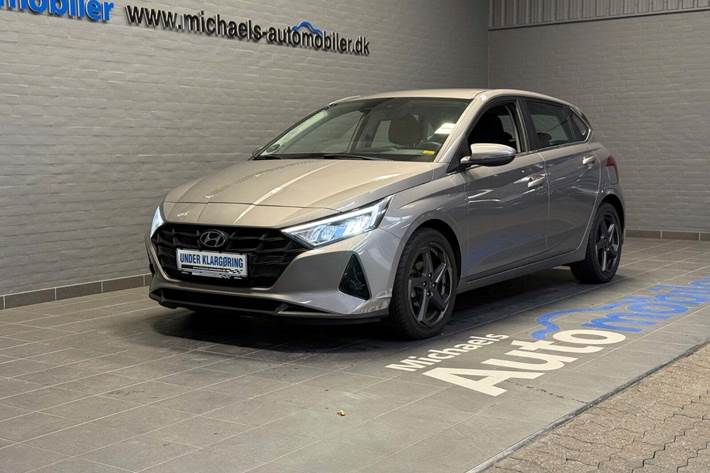 Grå Hyundai i20 fra 2023