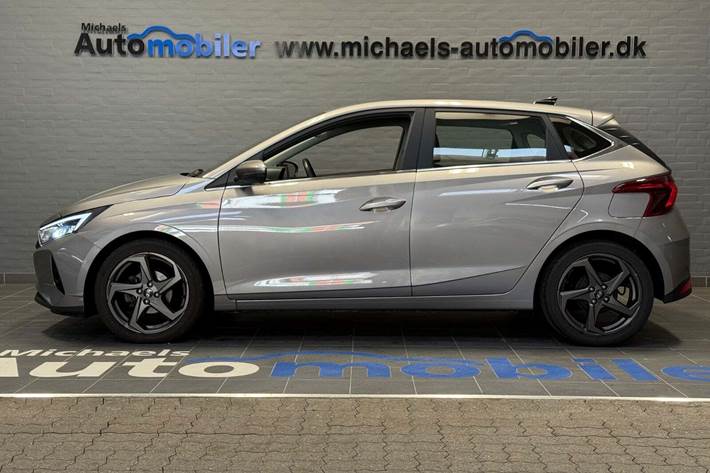 Grå Hyundai i20 fra 2023