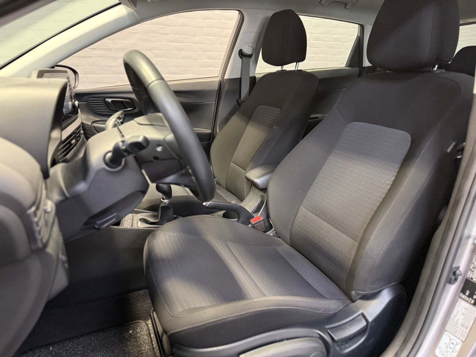 Grå Hyundai i20 fra 2023