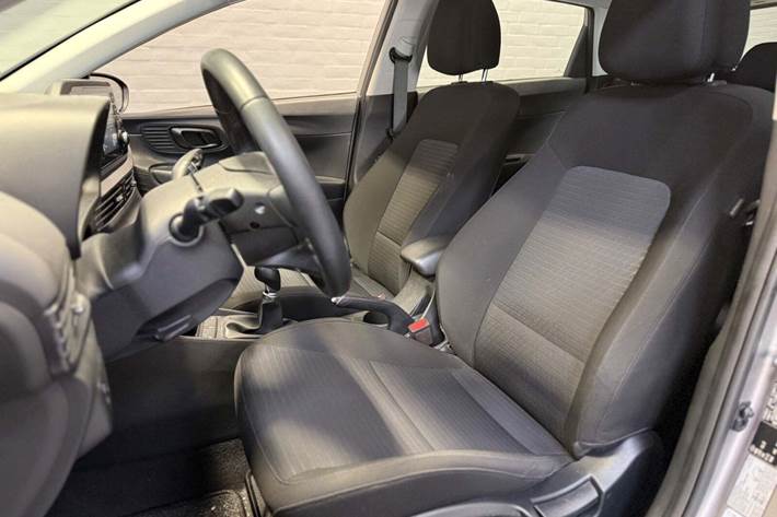 Grå Hyundai i20 fra 2023