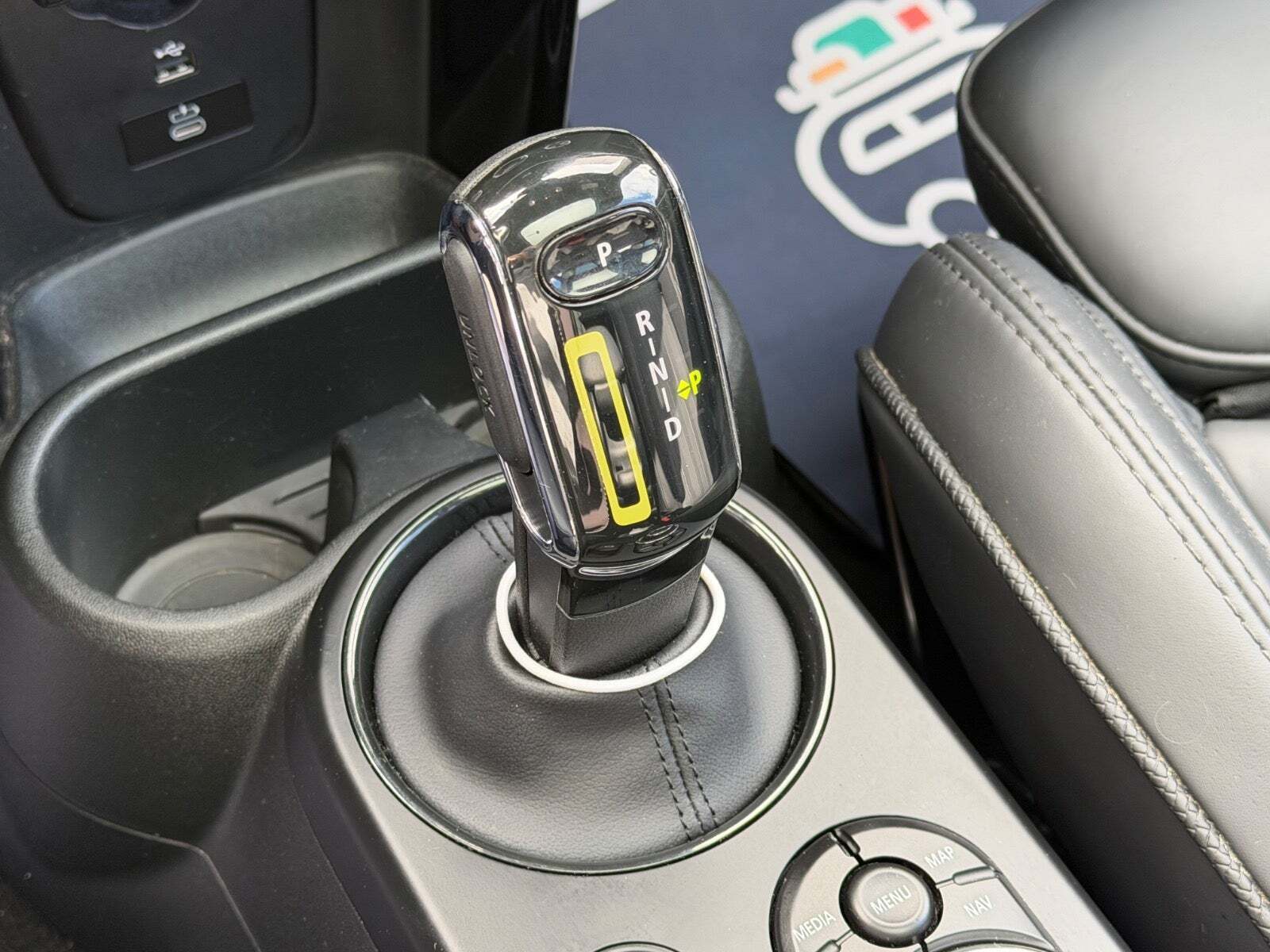 Blå Mini Cooper SE fra 2023