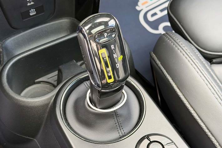 Blå Mini Cooper SE fra 2023