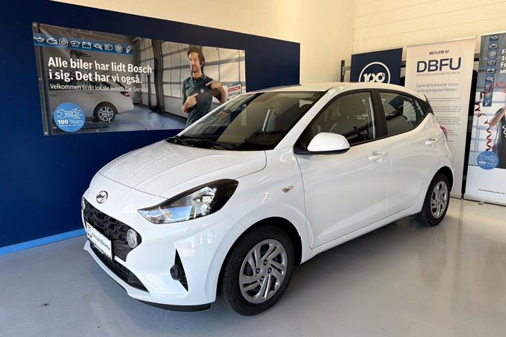 Hvid Hyundai i10 fra 2020 set udefra