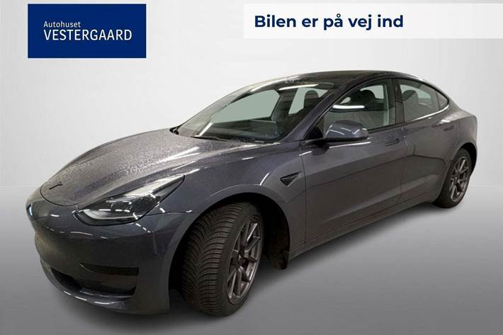 Grå Tesla Model 3 fra 2022