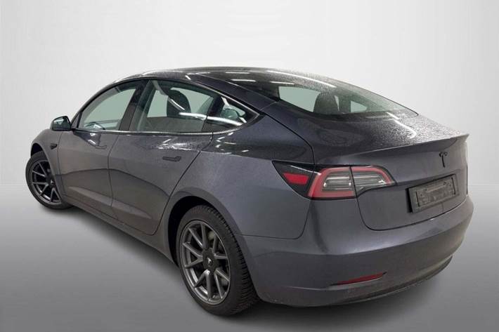 Grå Tesla Model 3 fra 2022