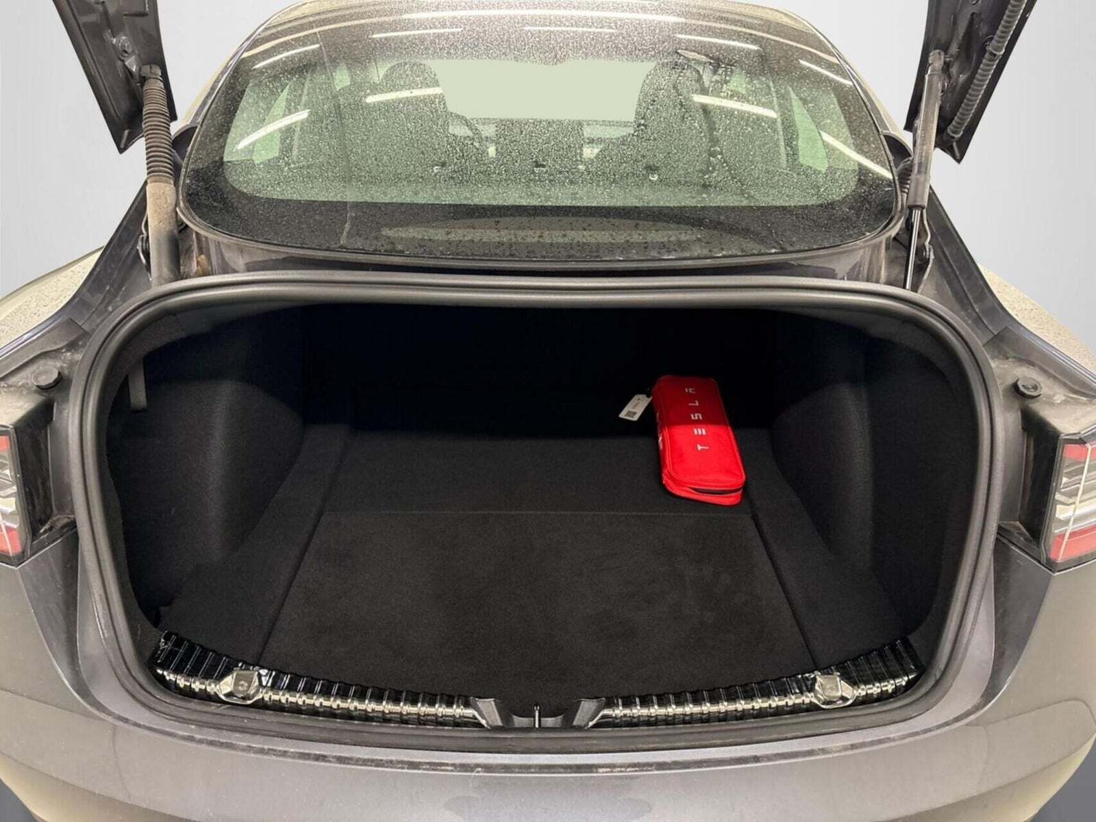 Grå Tesla Model 3 fra 2022