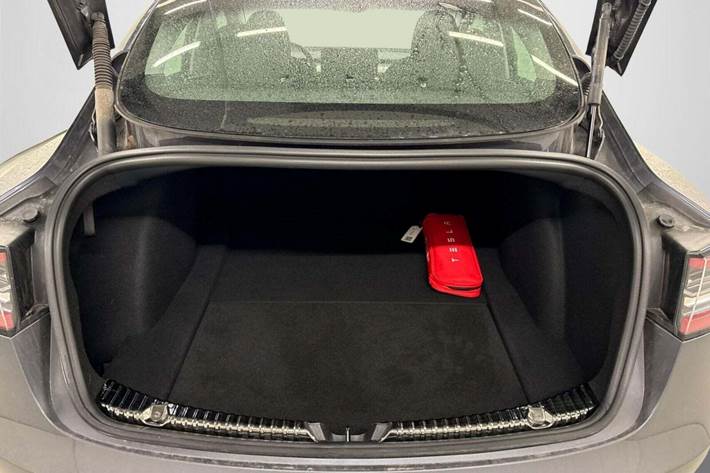 Grå Tesla Model 3 fra 2022
