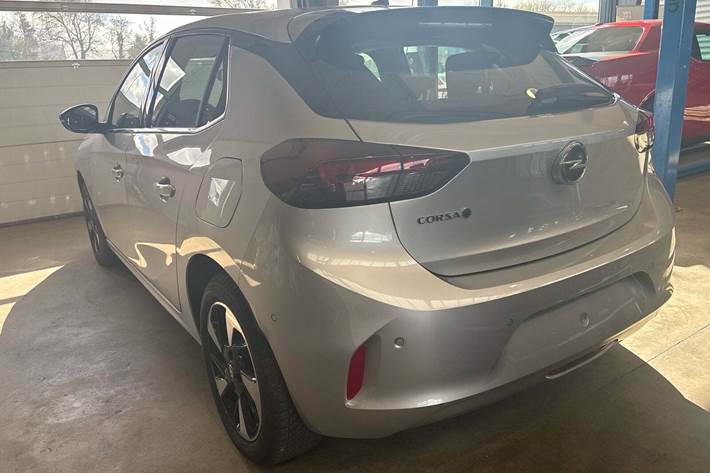 Sølv Opel Corsa-e fra 2023
