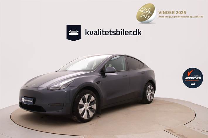 Grå Tesla Model Y fra 2023