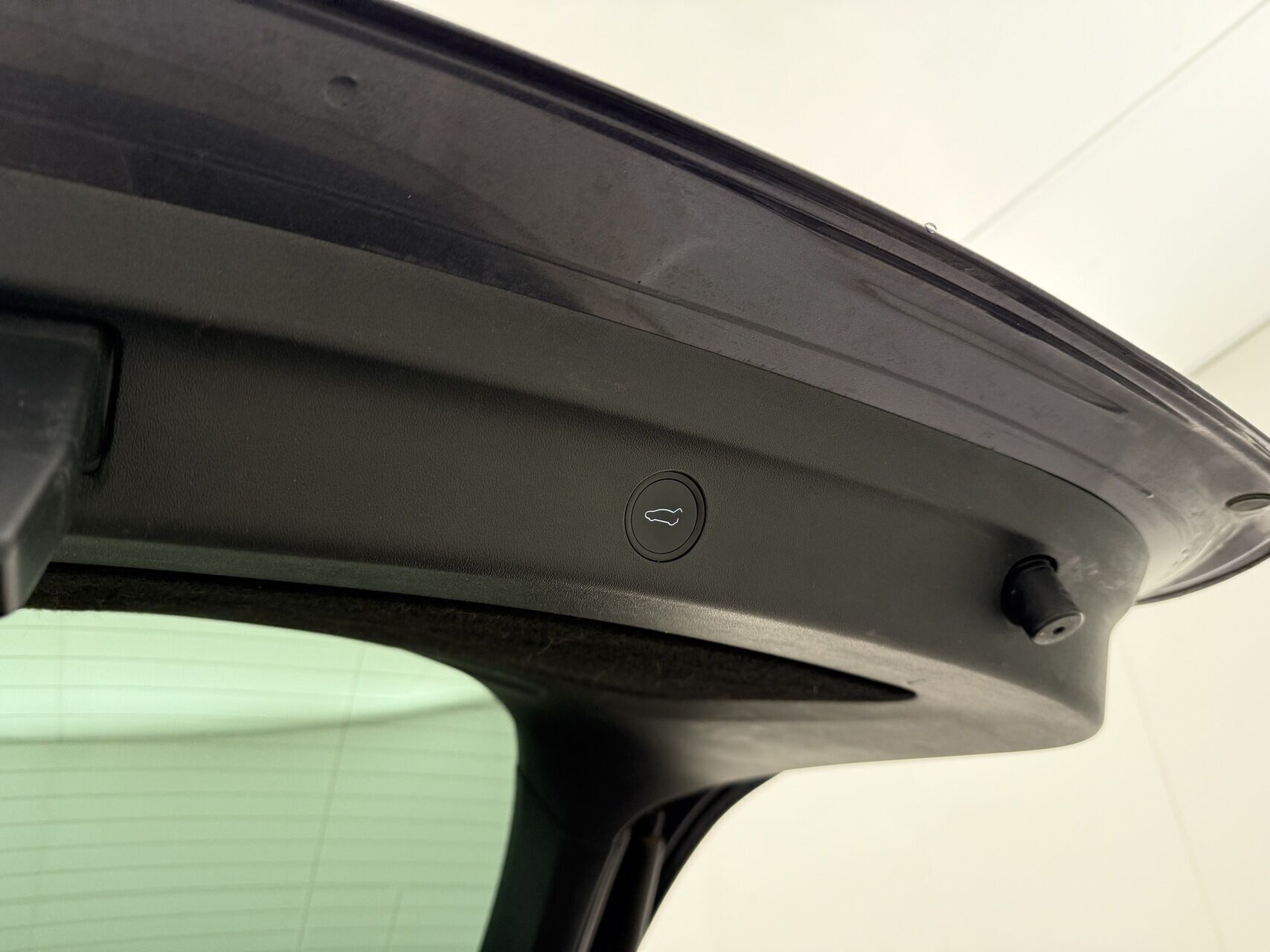 Grå Tesla Model Y fra 2023