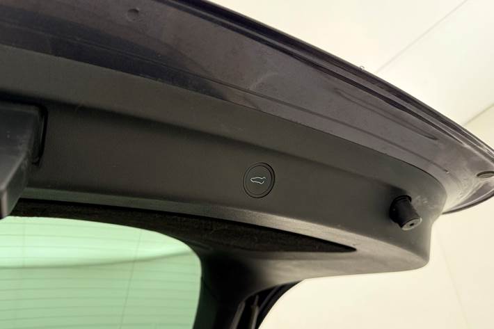 Grå Tesla Model Y fra 2023