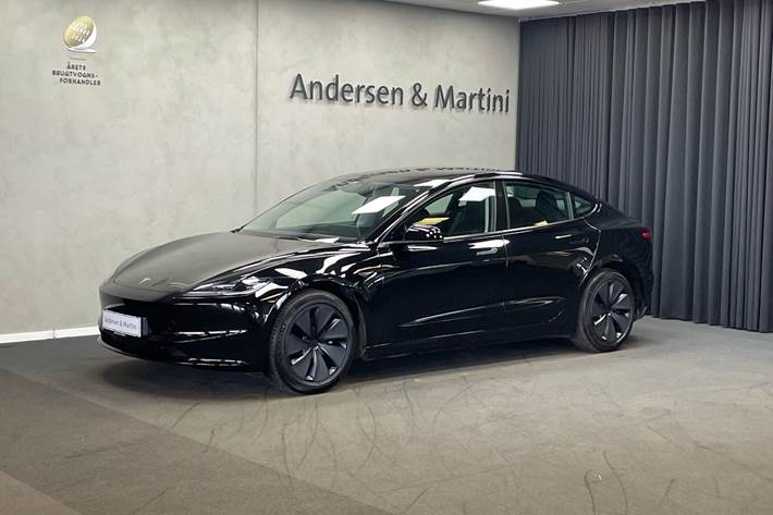 Sort Tesla Model 3 fra 2024