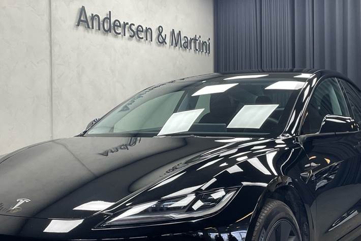 Sort Tesla Model 3 fra 2024