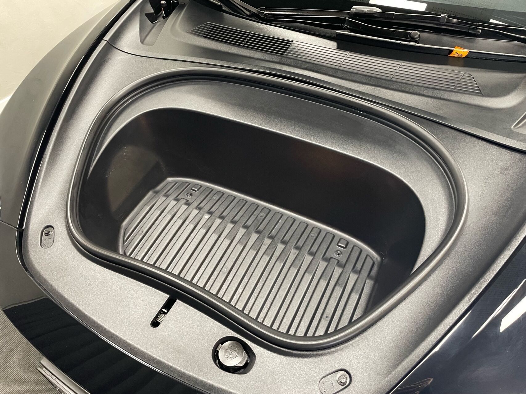 Sort Tesla Model 3 fra 2024