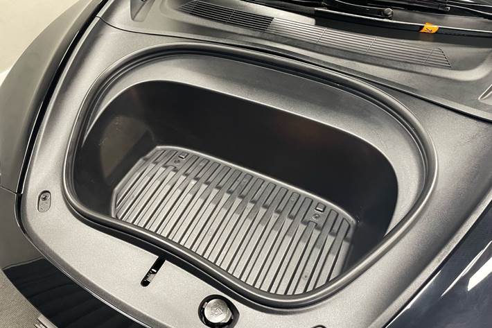 Sort Tesla Model 3 fra 2024