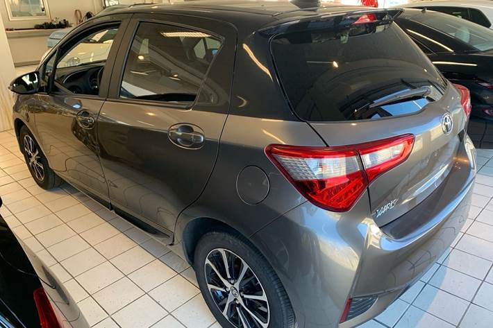 Sort Toyota Yaris fra 2018